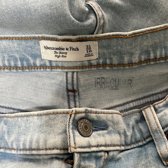 Abercrombie & Fitch High Rise Skinny Jean - Picture 4 of 6